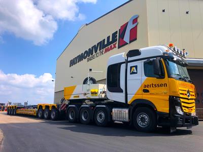 After several successful transport missions and ten years after, a new 3+4 lowbed trailer combination integrates now the yellow/white Aertssen fleet.