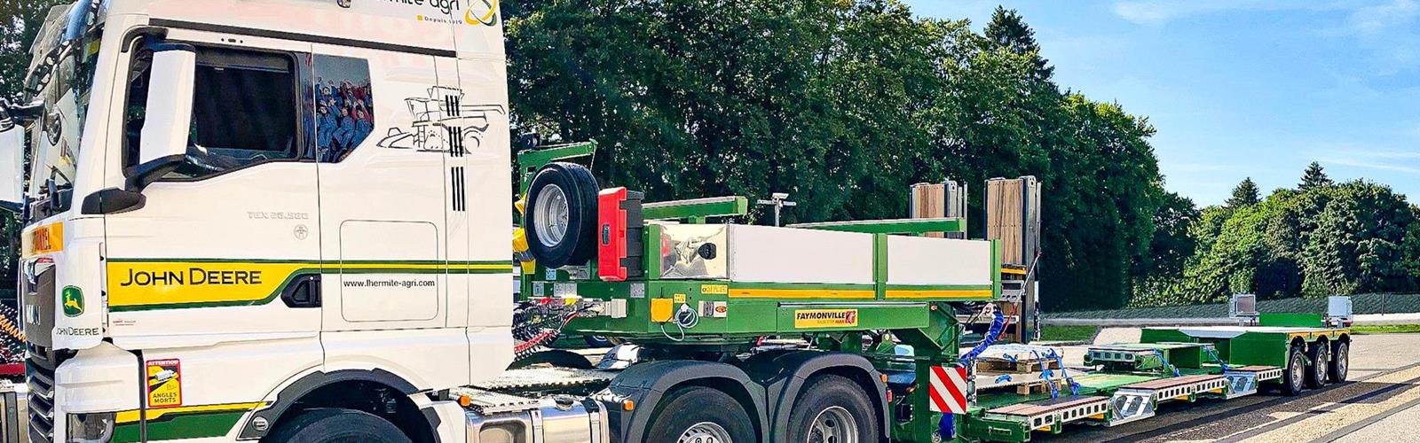 Um Erntemaschinen, Silowagen oder Traktoren höhenoptimiert zu transportieren, setzt Lhermite auf einen neuen dreiachsigen MegaMAX Tieflader von Faymonville.
