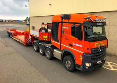 Um die schweren Baumaschinen zu den verschiedenen Baustellen zu transportieren, kommt ein neuer 4-achsiger MegaMAX Tieflader zum Einsatz.