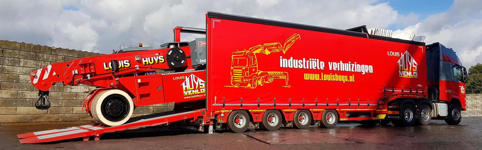 Het nieuwste vlootlid van Louis Huys BV is een 4-assige MultiMAX semi-dieplader met een complete dekzeilopbouw.
