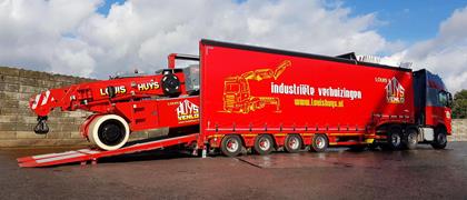 The newest member within the vehicle fleet from Louis Huys BV is a 4-axle MultiMAX low loader with a complete tarpaulin structure.