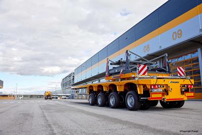 Los tres nuevos semirremolques tipo plataforma se emplearán ahora para el transporte de palas eólicas de hasta más de 70 metros de longitud.