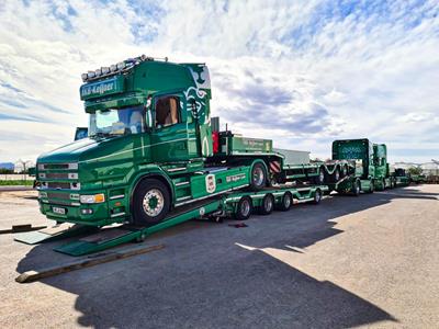 On the MAX100 semi low-loader, the telescopic loading platform and integrated wheel recesses ensure maximum flexibility.