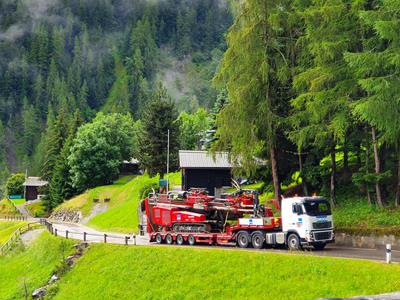 Bohrgeräte und Bagger transportiert Zmoos auf dem MultiMAX Semi-Tieflader durch die Schweiz.