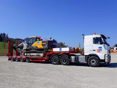 When transporting drilling rigs and excavators through Switzerland, the Swiss specialists rely on the hydraulically power-steered 4-axle semi low loader from Faymonville.