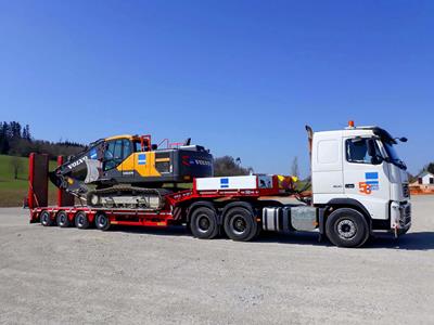 Beim Transport der Bohrgeräte und Bagger durch die Schweiz vertrauen die Schweizer Spezialisten auf den hydraulisch zwangsgelenkten 4-Achs Semi-Tieflader von Faymonville.