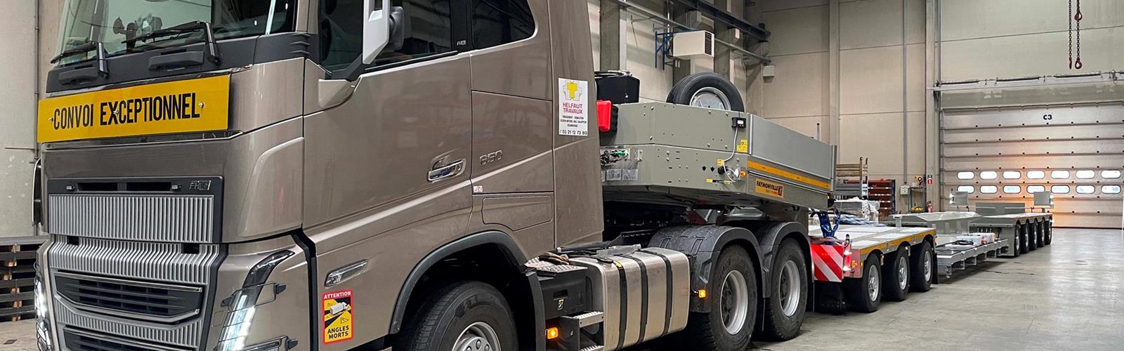 Dieser Faymonville Tieflader ist sehr kompakt und das optimierte Eigengewicht ermöglicht den Transport eines 78 Tonnen schweren GIPO-Brechers,