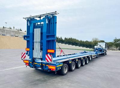 To solve their missions for the transport of railway vehicles, LASO recently acquired two MultiMAX semi-trailers with incorporated rail guides in the loading platform and 6 steerable cranked axles.