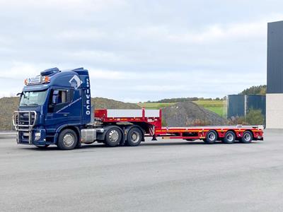 The particularly compact loading platform and the complete metallisation for optimum surface protection convinced the Austrian company Ganneshofer to choose this new 3-axle semi-low loader.