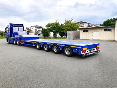 The design and lighting system of the Faymonville low loader has been developed to meet the specific legal requirements in Japan.
