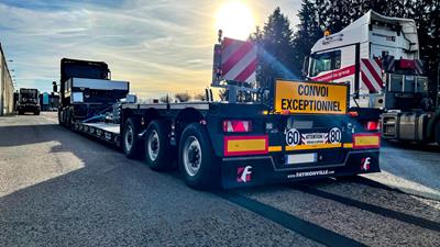 a new GigaMAX 1+3 lowbed trailer was delivered. It is characterised by a pendulum axle integrated in the gooseneck.