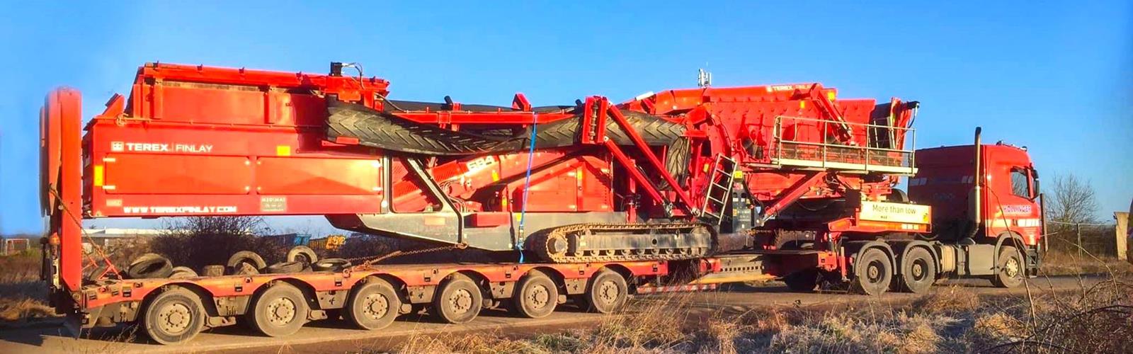 The Faymonville semi-trailer is equipped with extra low PA-X pendulum axles. This technology allows a minimum loading height of 790 mm across the entire platform.