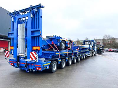 The hydraulically liftable and lowerable rear extension – the so called „Accordion ramps“ – enables a secure loading and unloading process and optimises the load distribution.