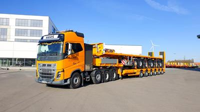 The hydraulically steered MultiMAX semi-trailer has a double extendable loading platform for a maximum length of 27,400 mm.