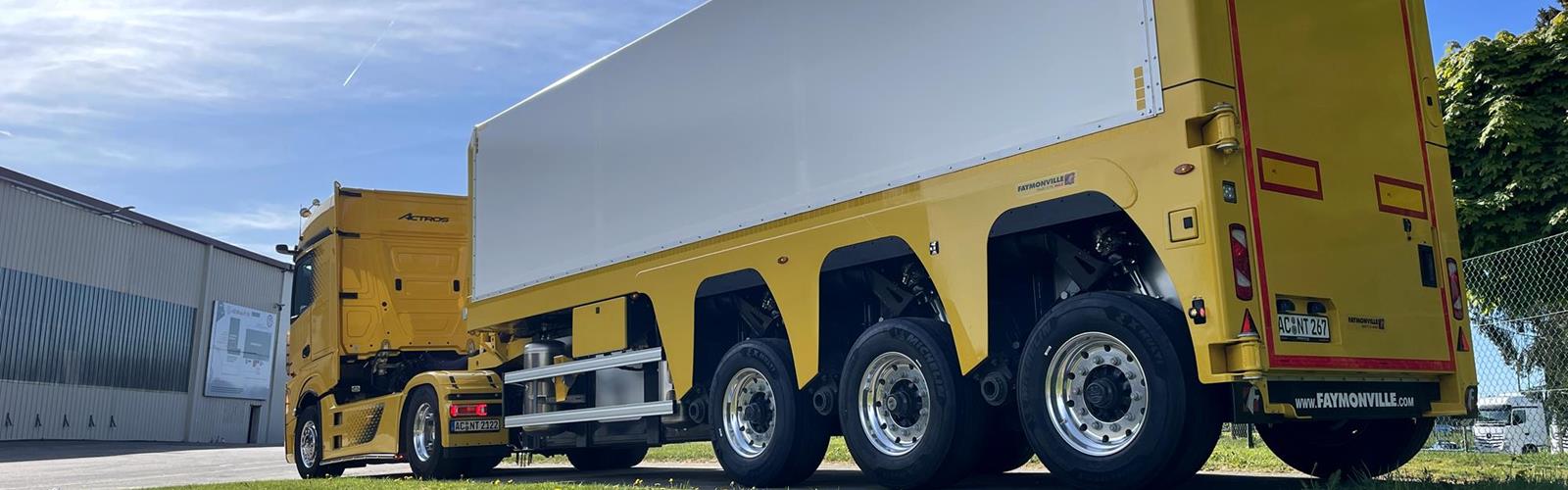 Diese FloatMAX Innenlader mit Liftachse und 7.500 mm Ladeschachtlänge verfügen über eine hydraulische Hubschwinge, die den Einsatz verschiedener Sattelzugmaschinen ermöglicht.