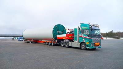 With this new 3+7 CombiMAX vehicle, Uddevalla has now the perfect tool to transport also tower segments to the different wind farms.