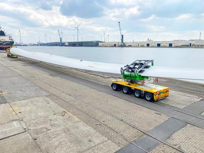 At the port of Antwerp, wind blades type V-162 from Vestas with a length of 80 meters and a weight of 31 tons form a total combination length of 92 meters.