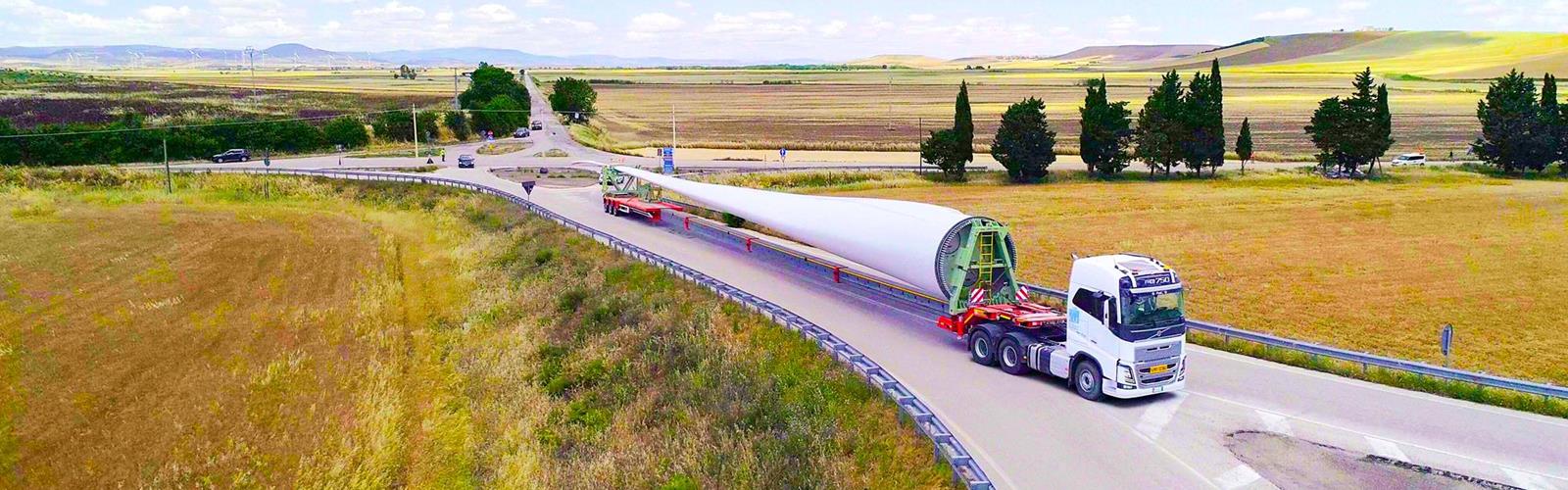 Il semirimorchio a pianale alto WingMAX per pale eoliche XXL