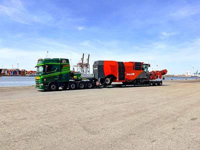 It has gained additional options with a new 3-axle lowbed semi-trailer from Faymonville, which has a lowered loading platform with hydraulic width adjustment.