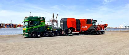 It has gained additional options with a new 3-axle lowbed semi-trailer from Faymonville, which has a lowered loading platform with hydraulic width adjustment.
