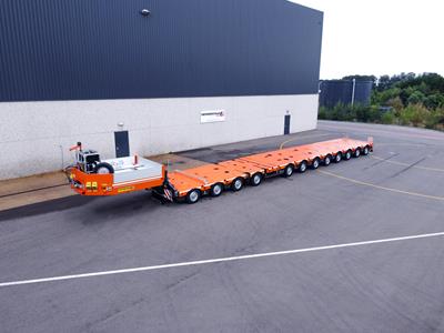 This modular CombiMAX trailer with low pendle-axle technology PA-X is the first one to have included a 1-axle “Joker” bogie within the front part.