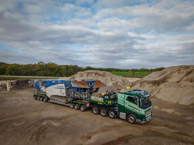 Mathieu transports mobile crushers carefree with its 2+4 lowbed combination.
