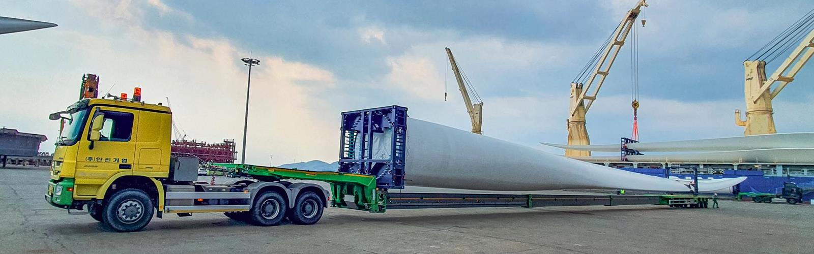 The WingMAX with 4-fold extendibility is designed for transporting XXL rotor blades of over 70 metres in length.