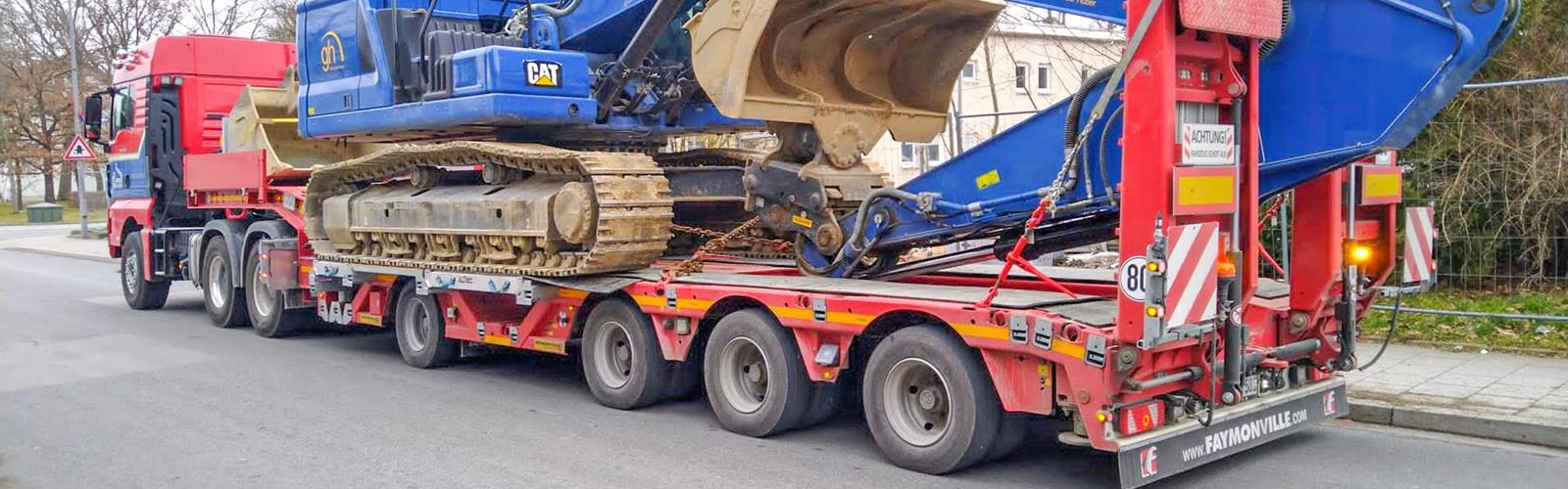 Ein neuer 4-Achs MultiMAX Satteltieflader von Faymonville bietet dazu optimale Voraussetzungen für Maschinentransporte.