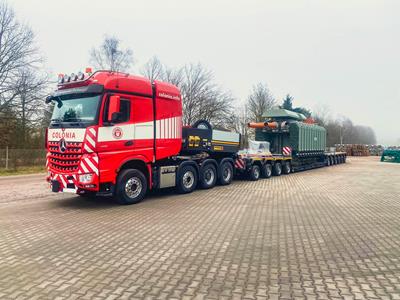 In order to combine flexibility and efficiency in its heavy haulage department, COLONIA strengthened itself with a VarioMAX Plus low loader combination from Faymonville.