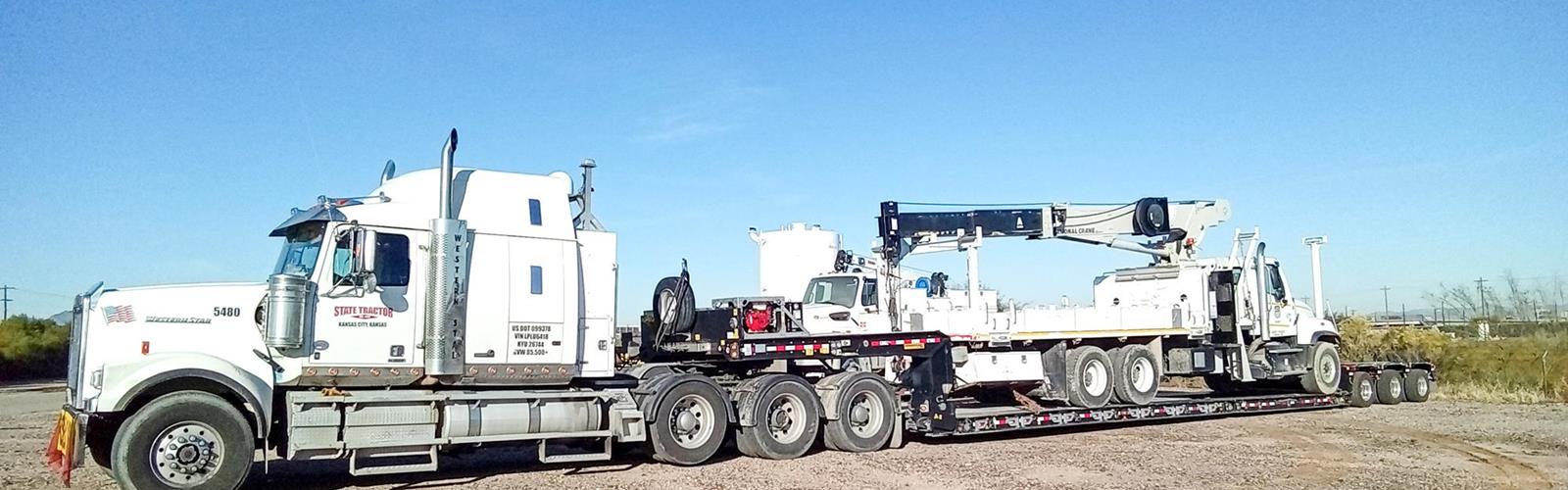 A couple of double drop trailers type MegaMAX is one of the most frequently used vehicles in everyday working life. With or without its fourth steerable axle, the vehicle brings exciting advantages.