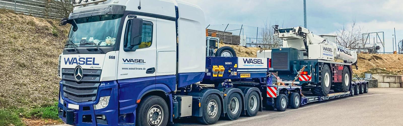 With this VarioMAX low loader in 2,750 mm basic width, loads of up to 64 tonnes can be transported on the telescopic lowbed. I
