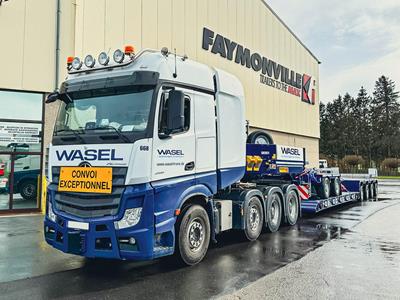 Dans le travail quotidien chez WASEL, ce véhicule servira à l'avenir à transporter des engins de construction lourds, des frets industriels et des composants d'éoliennes.