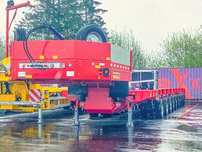The US team of Mammoet can now count on the capabilities of two new 9-axle HighwayMAX trailers by Faymonville.
