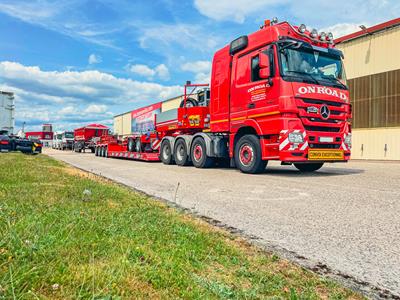 Das 2-Achs-Vorderfahrwerk des Faymonville Tiefladers lässt sich im Nu abkoppeln, um den Verladevorgang zu vereinfachen.