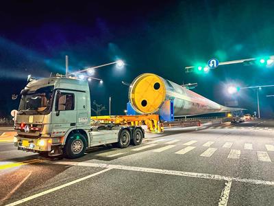 With their new 4-axle WingMAX flatbed trailer, the longest wind blades are now being transported to the newly built farms.