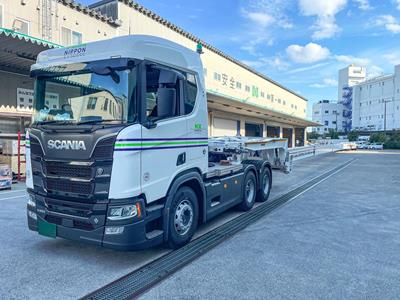 Their newly achieved duo of 3-axle flatbed trailers by Faymonville has a loading platform length of around 70 metres - impressive dimensions.