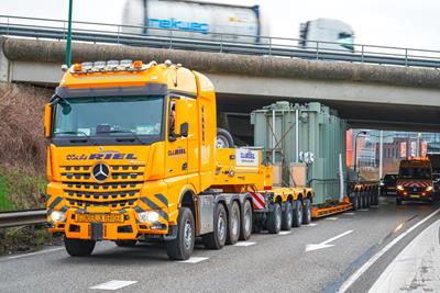 Firma M.J. van Riel zrealizowała pomyślnie dziewiczy transport naczepą niskopodwoziową CombiMAX