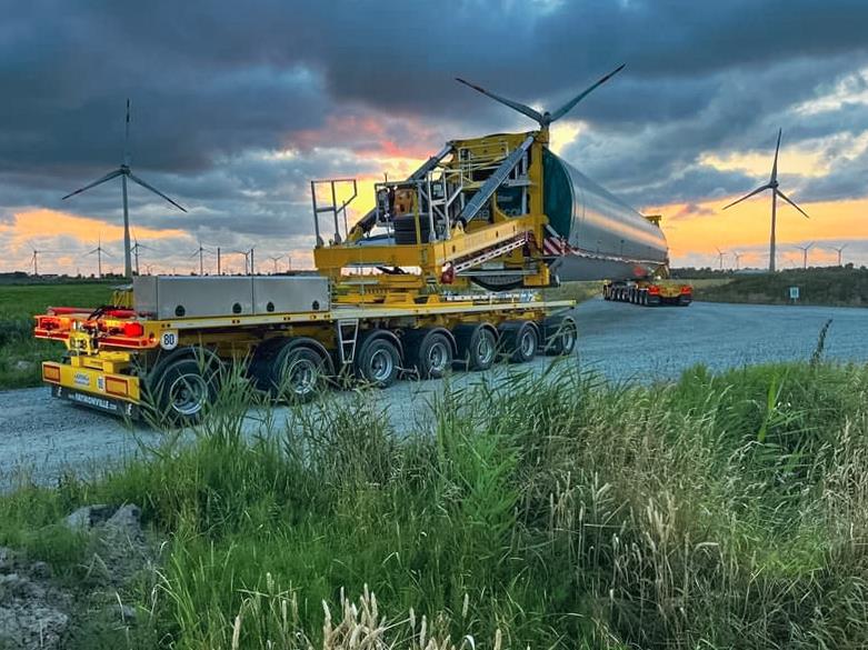Remolque acoplado FlexMAX para transporte de torres con suspensione hidráulico