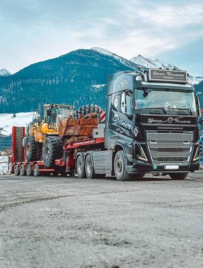 Ein spezieller 4-Achs MultiMAX Semi-Tieflader mit Rampen und niedriger Pendelachse PA-X