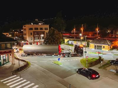 Der MAX510 Tieflader von MAX Trailer mit einer 14,4 m langen Trockenkammer aus Deutschland