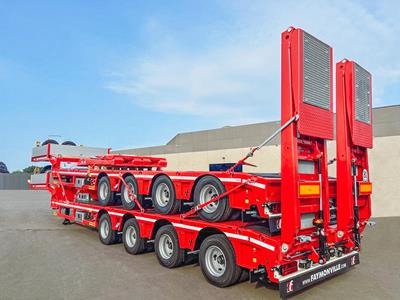 Für den Transport der nächsten Fräsenklasse ergänzen zwei luftgefederte, nachlaufgelenkte 4-Achs-MultiMAX-Satteltieflader mit Auffahrrampen die Flotte.