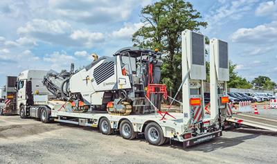 Diese Auflieger von Faymonville sind durch hydraulisch verschiebbare Doppelrampen mit flachem Auffahrwinkel und Gitterrostbelag ideal zum Fräsentransport.