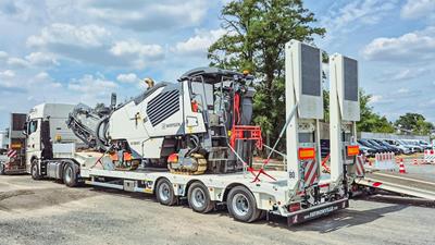 Diese Auflieger von Faymonville sind durch hydraulisch verschiebbare Doppelrampen mit flachem Auffahrwinkel und Gitterrostbelag ideal zum Fräsentransport.