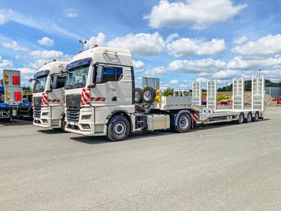 Den Anfang machten zwei 3-Achs-MultiMAX Plus-Satteltieflader für den Transport von kleineren Fräsmaschinen.