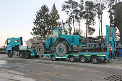 MultiMAX semi-trailer with wheel recess and hydraulic widening