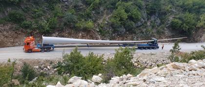Transport de pales d’éoliennes en Grèce