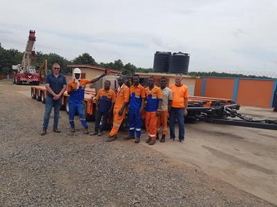 Het team van Monpe Ventures (uiterst rechts eigenaar Peter Everett) kreeg voor het project een uitvoerige opleiding door Faymonville-instructeur Jef (uiterst links).