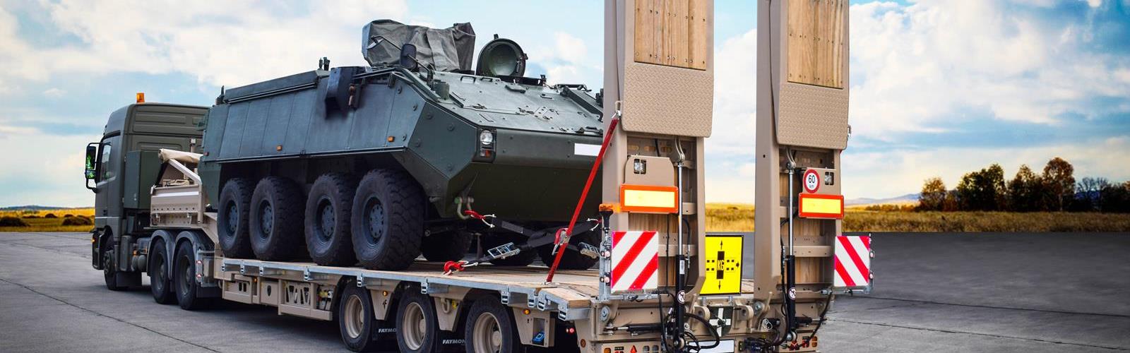Der MultiMAX Semi-Tieflader zum Transport von Militärausrüstung