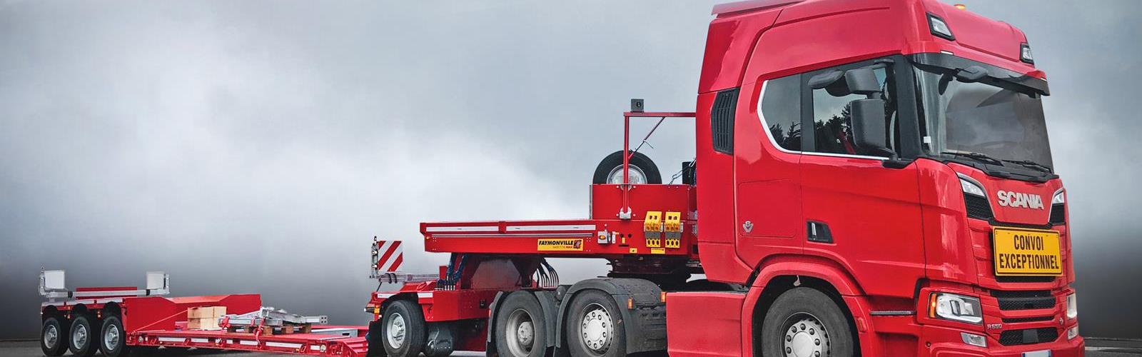 Ein neuer GigaMAX-Tiefbett-Sattelauflieger für Wack-Transports