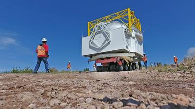 Self-propelled modular trailer by Faymonville to move a telescope in the US